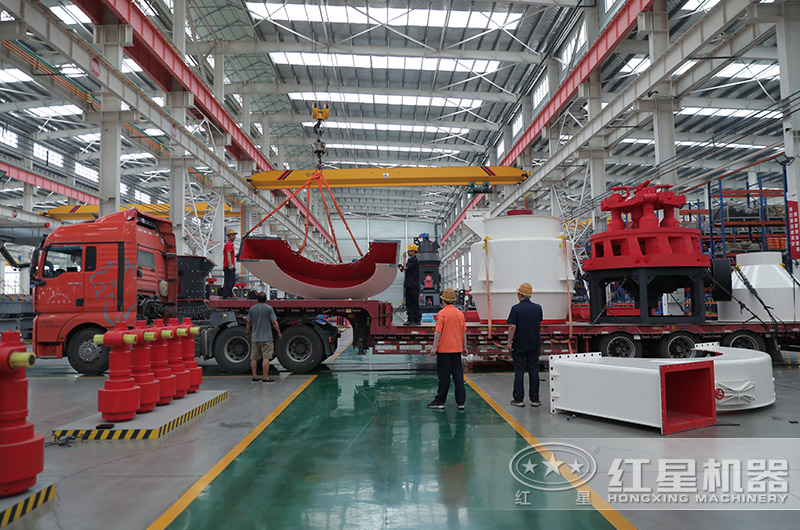 紅星高壓磨粉機(jī)裝車(chē)發(fā)貨現(xiàn)場(chǎng)